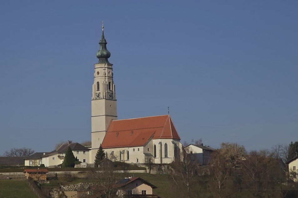 Kirche Hochburg Außenansicht